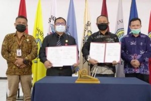Ketua BPSK berfoto bersasma usai panandatangnan MoU.